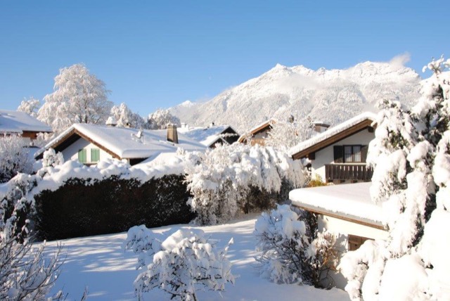 Snow-covered neighbourhood with a view of the Kramer massif